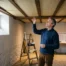 Plafond de cave isolé avec panneaux dans une habitation belge