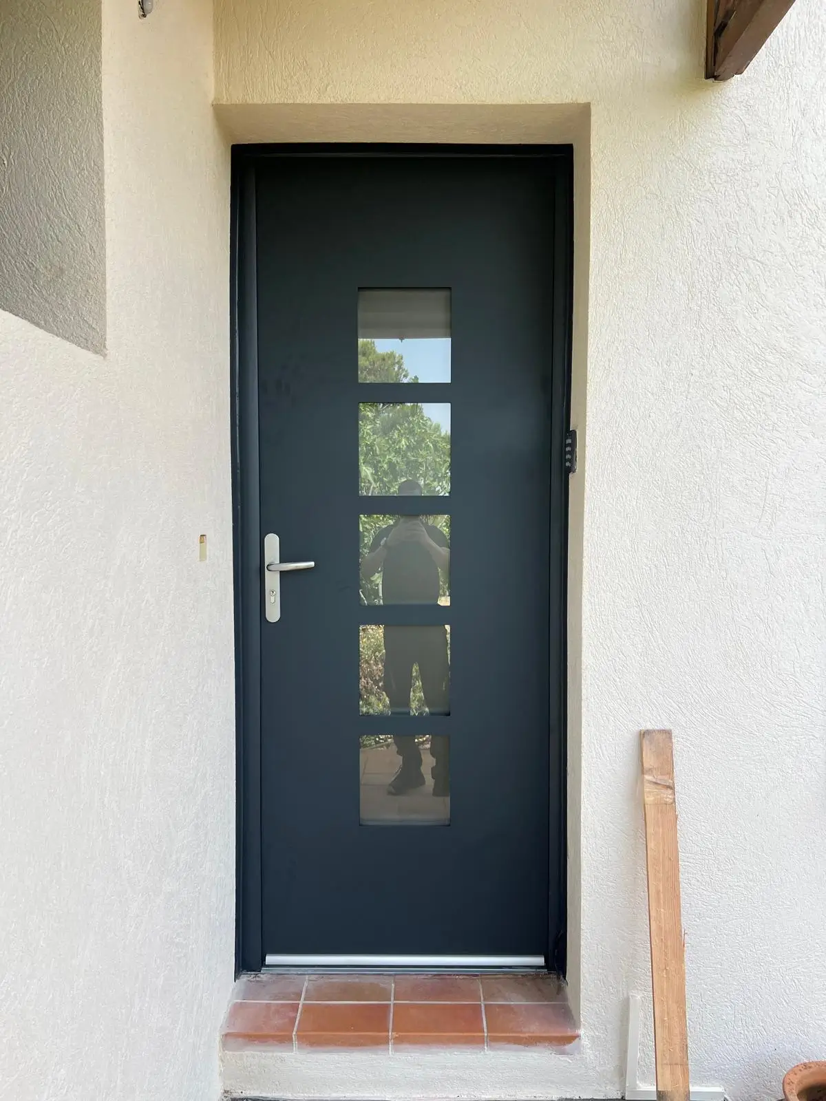 Porte d'entrée en aluminium gris anthracite