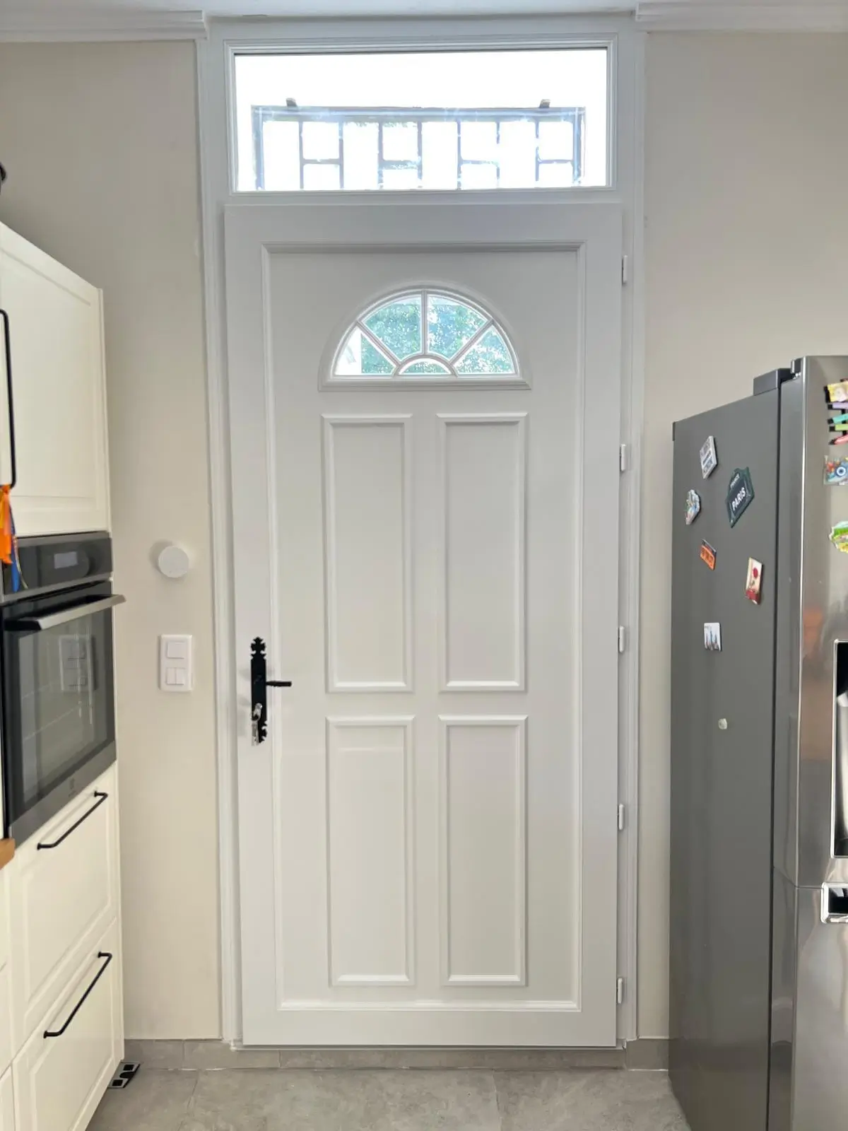 Porte d'entrée PVC blanche avec vitrage décoratif