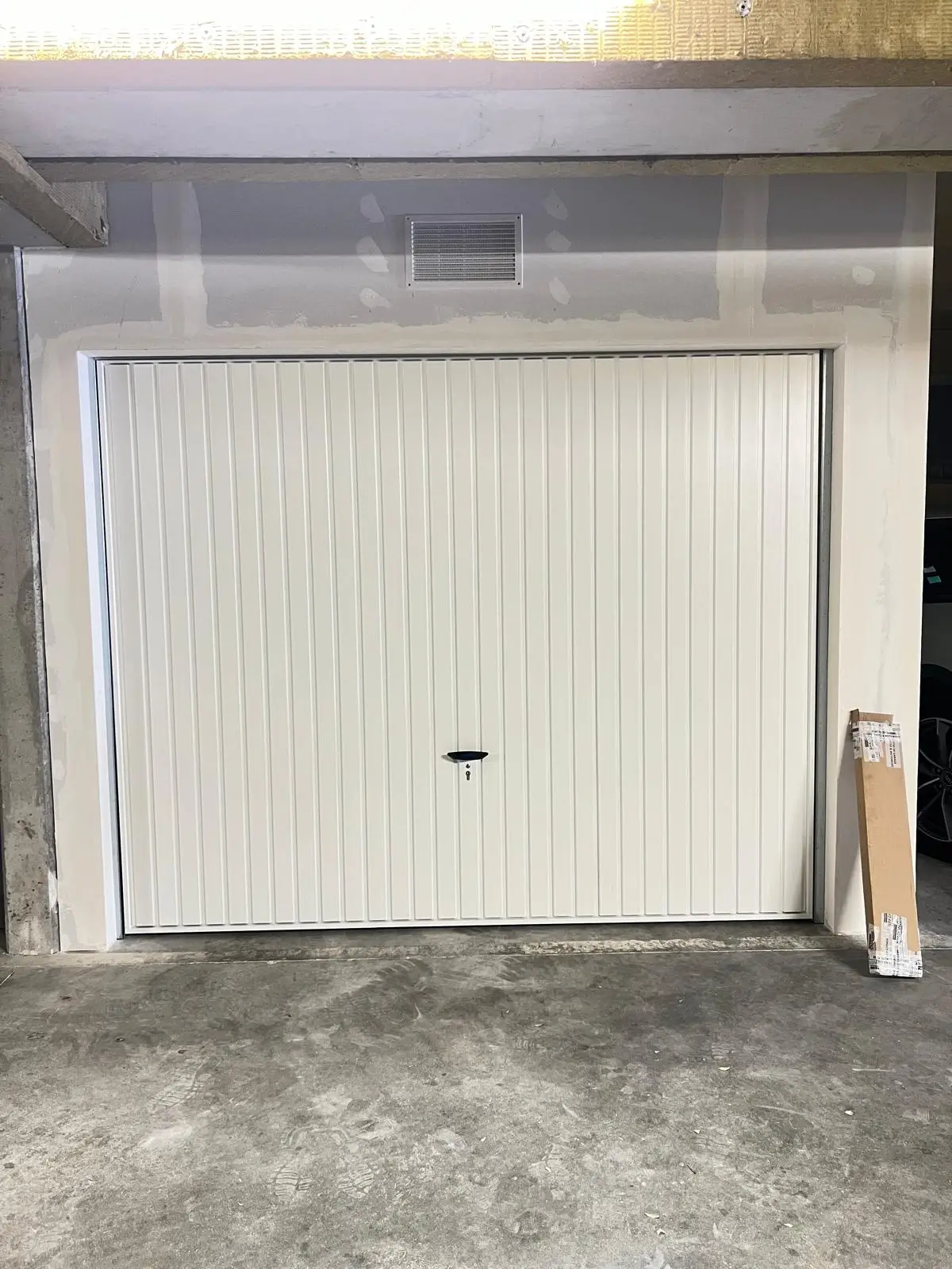 Porte de garage sectionnelle blanche sur mesure