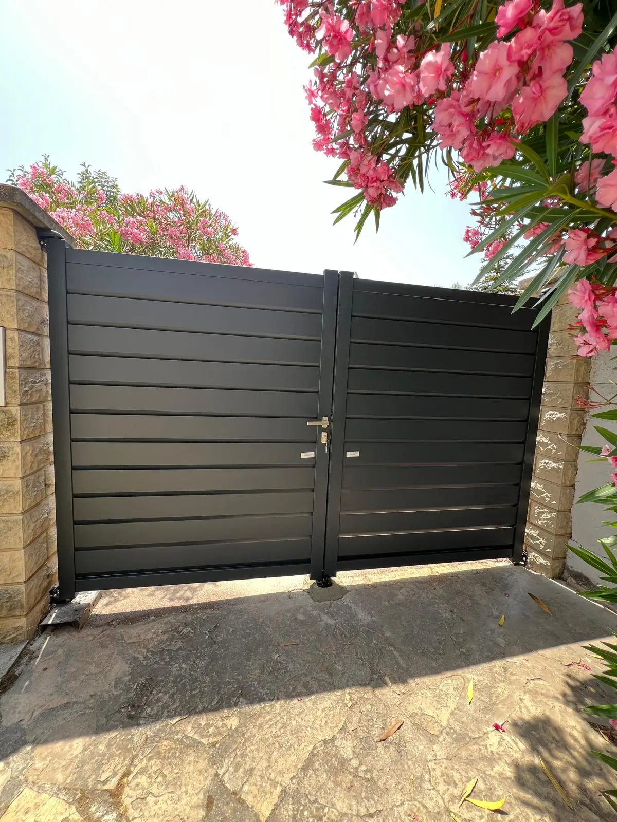 Portail battant en aluminium moderne