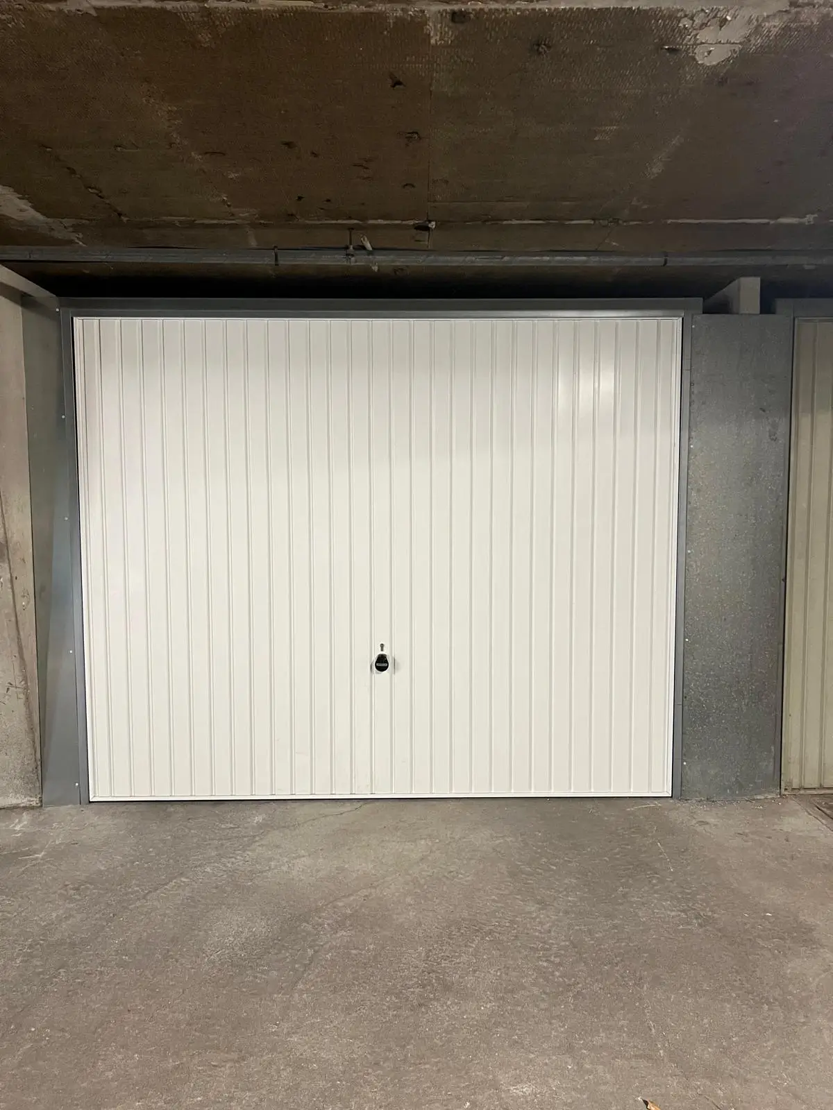 Porte de garage sectionnelle blanche