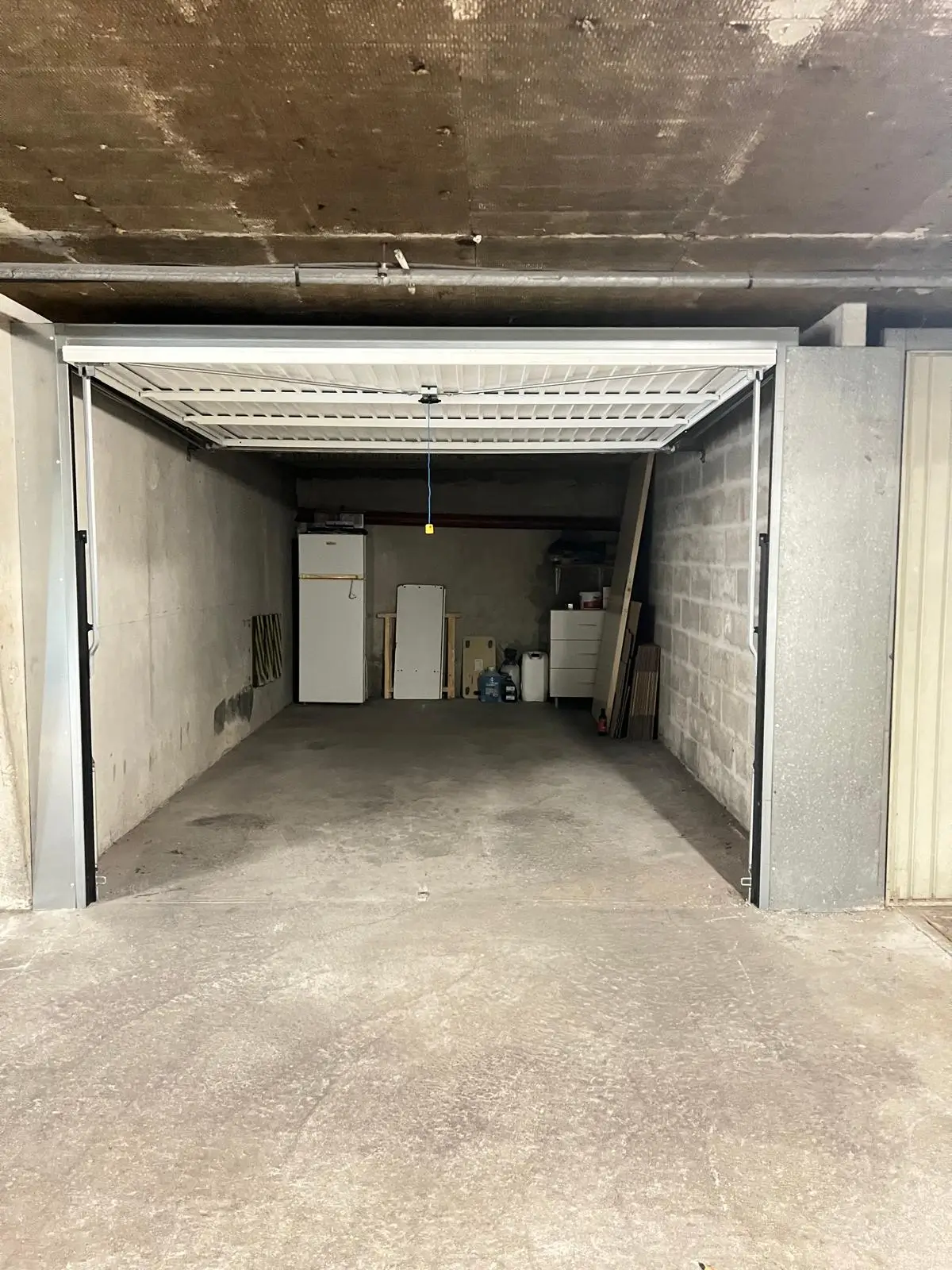 Intérieur d'un garage avec porte sectionnelle