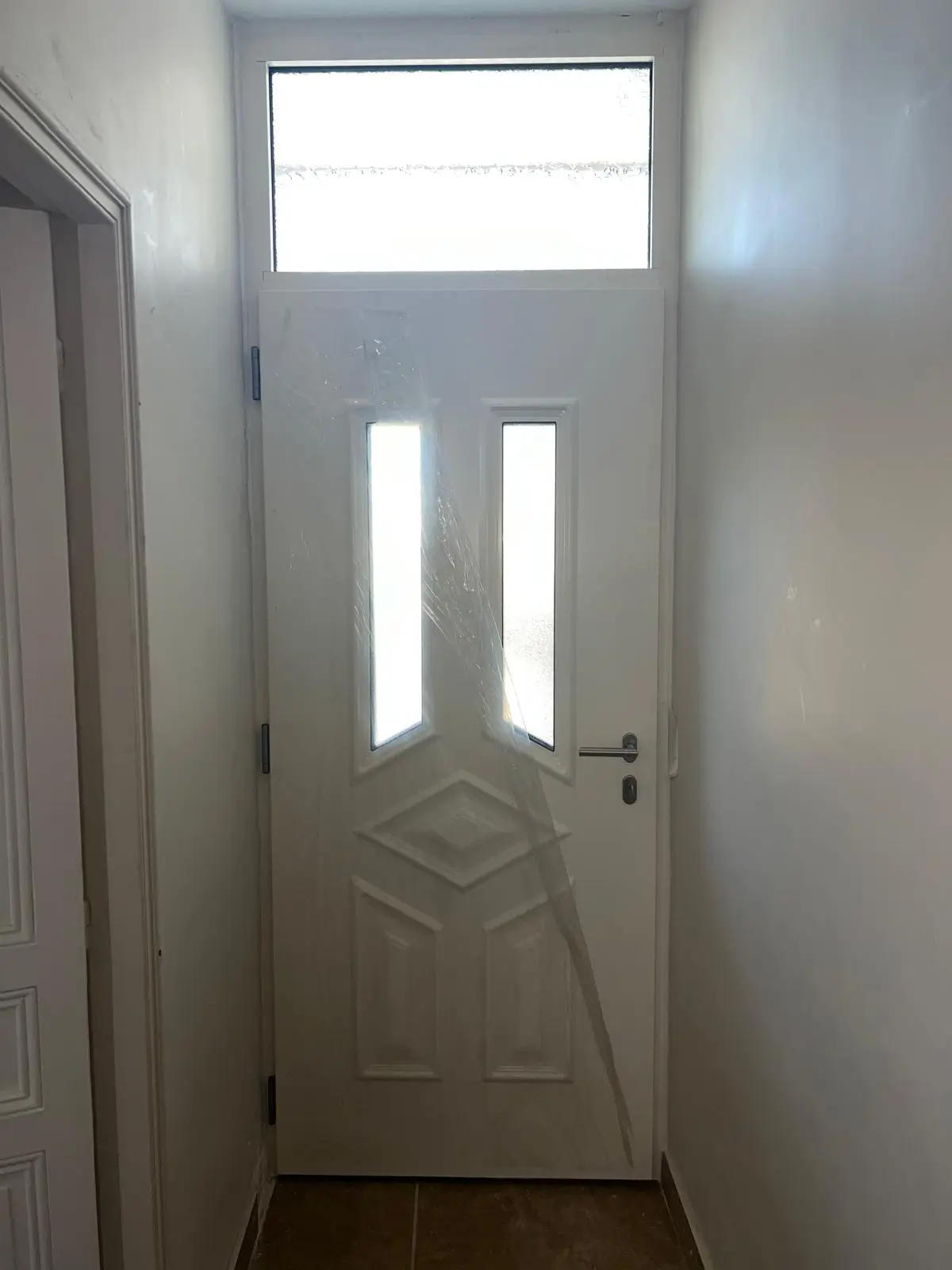 Porte d'entrée moderne avec vitrage vertical