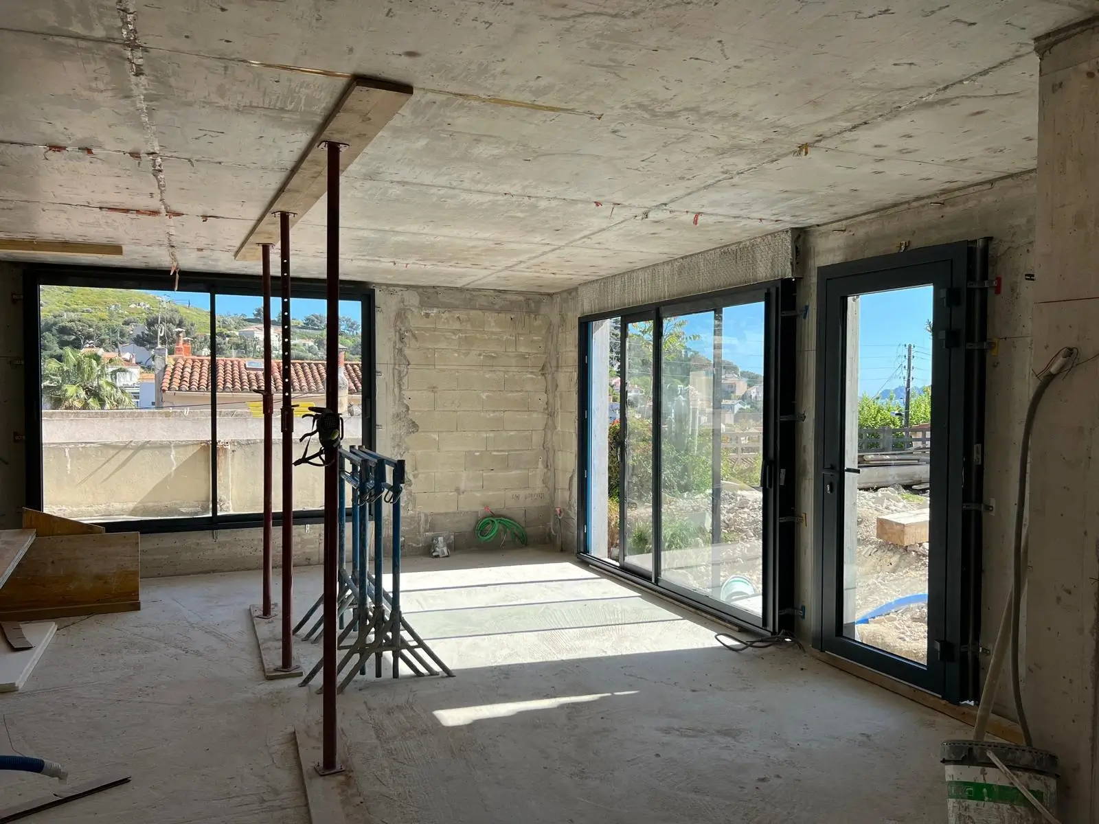 Châssis coulissants en aluminium avec vue extérieure