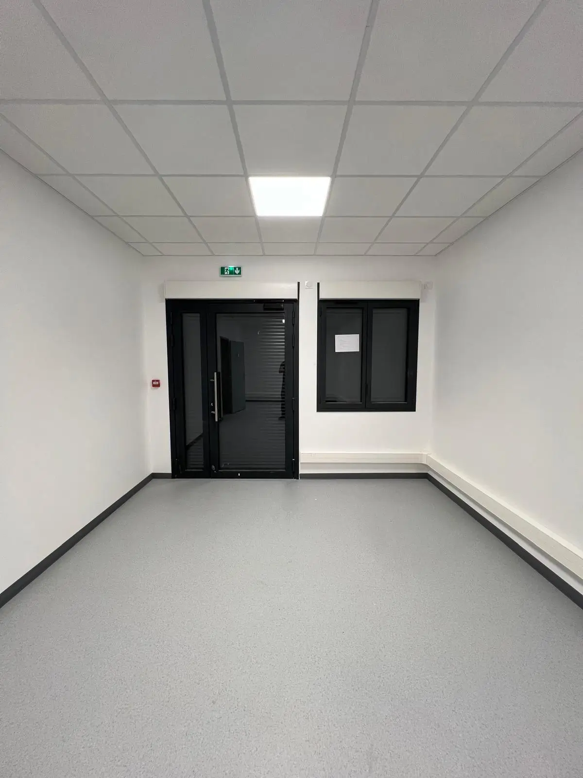 Porte d'entrée aluminium noire pour bâtiment professionnel