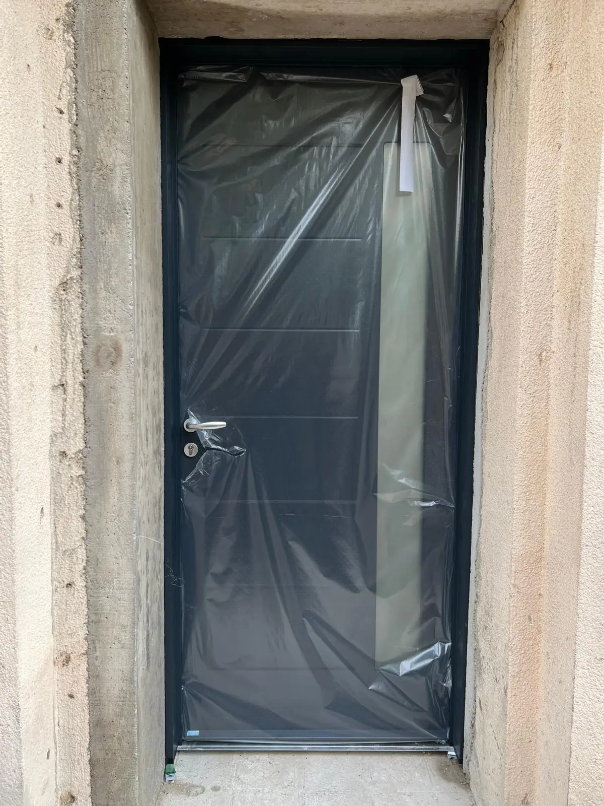 Porte d'entrée aluminium noire avec vitrage vertical 2