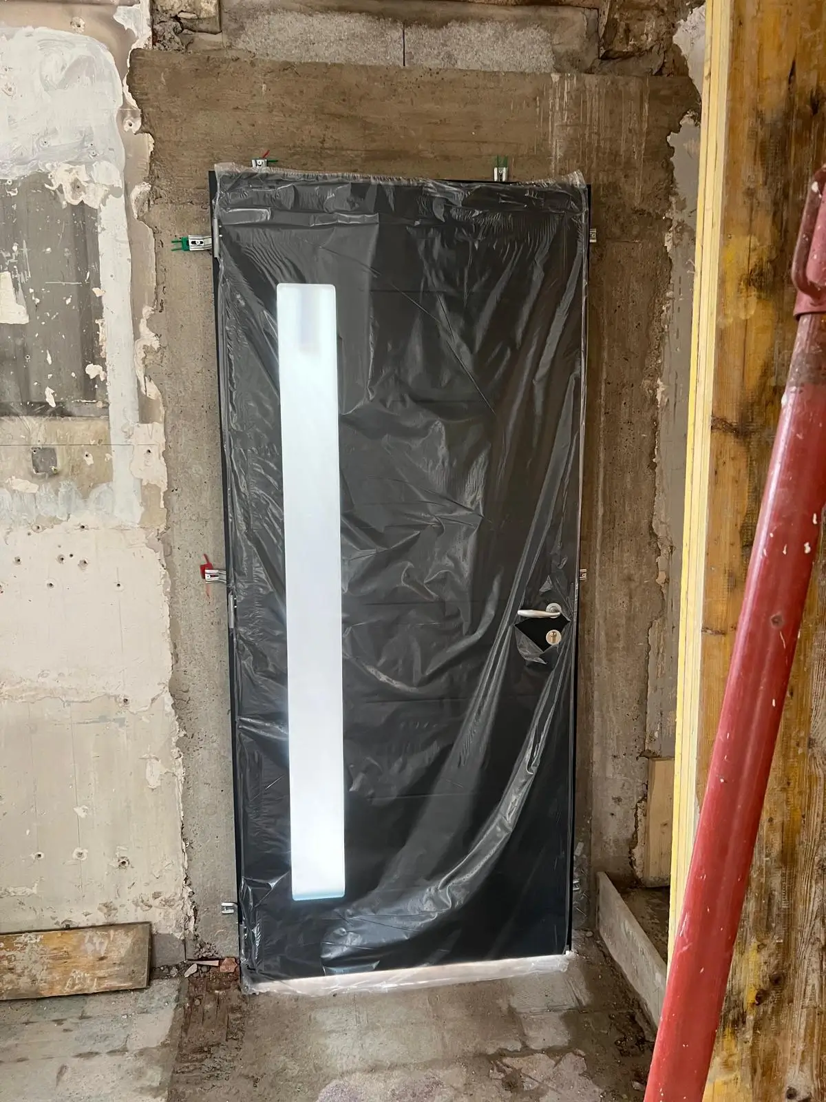 Porte d'entrée aluminium noire avec vitrage vertical