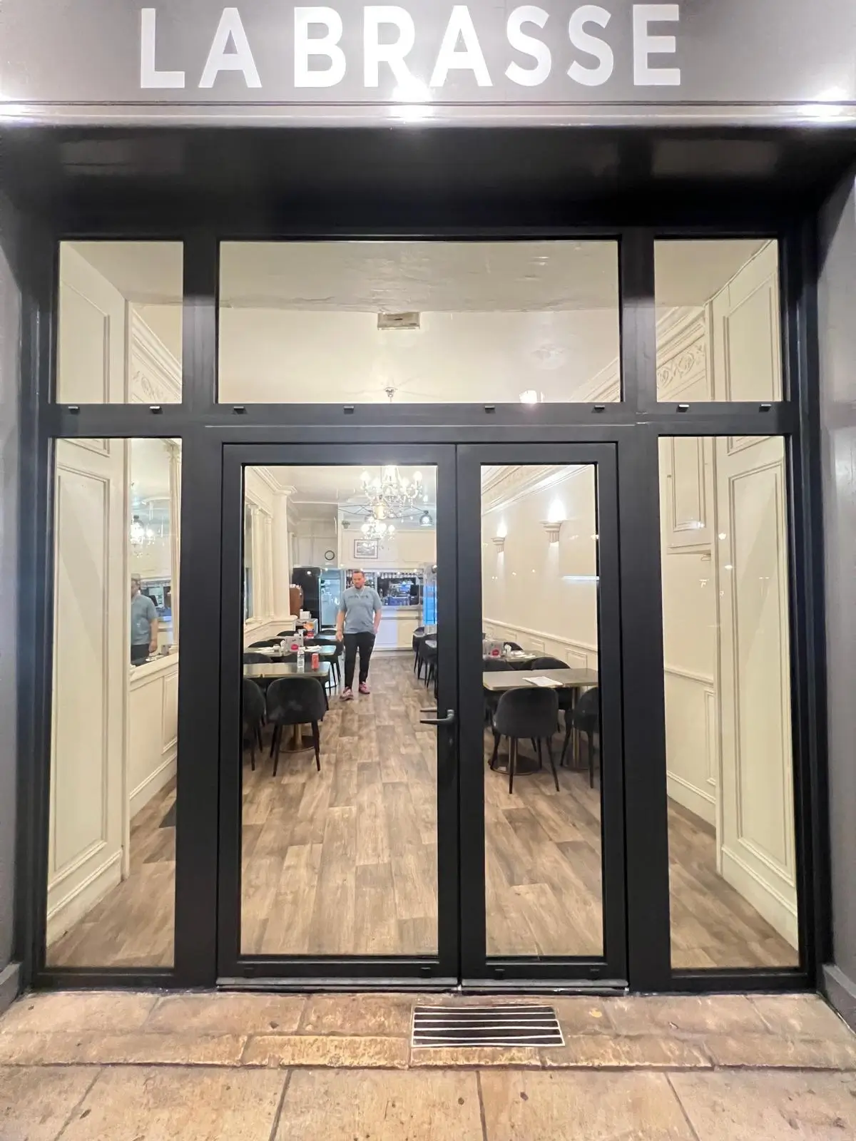 Porte d'entrée aluminium noire avec vitrage vertical