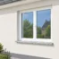 Châssis PVC blanc intégré dans une façade rénovée