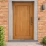 Porte d’entrée en bois sur une habitation en briques