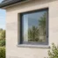 Fenêtre résidentielle moderne intégrée à une façade rénovée